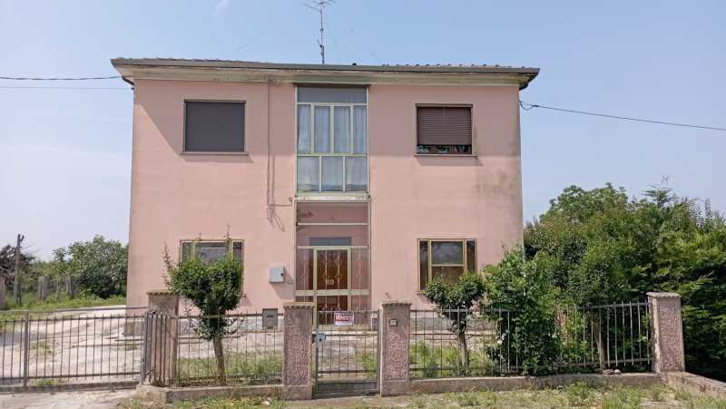 Villa Bifamiliare in Vendita ad Masi Torello - 90000 Euro