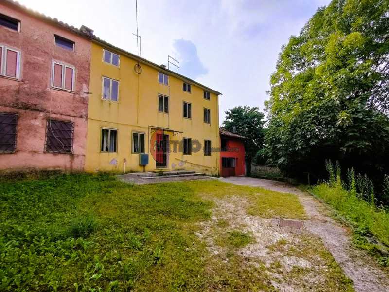 Rustico-Casale-Corte in Vendita ad Cornedo Vicentino - 88000 Euro