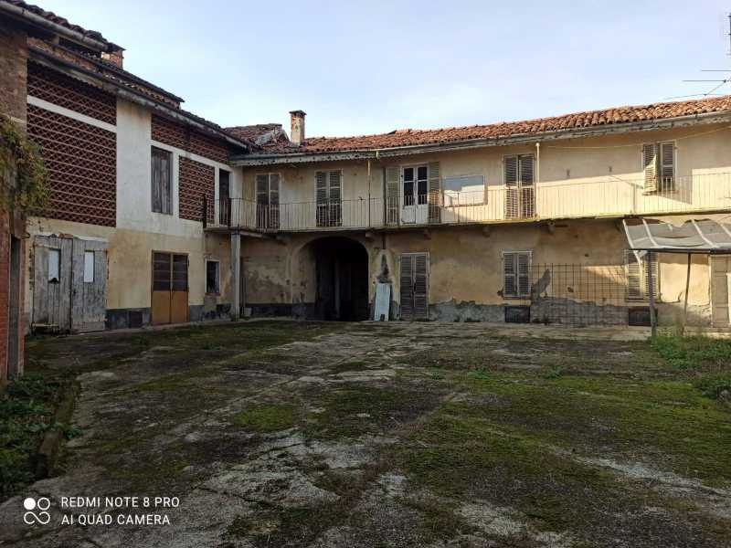 Rustico-Casale-Corte in Vendita ad Montechiaro D`asti - 44000 Euro