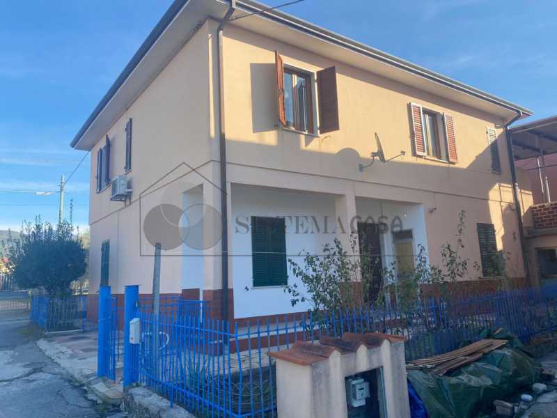 Casa Bifamiliare in Vendita ad Castelnuovo Magra - 350000 Euro