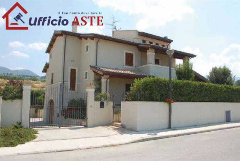 edificio-stabile-palazzo in Vendita ad Foligno - 282000 Euro