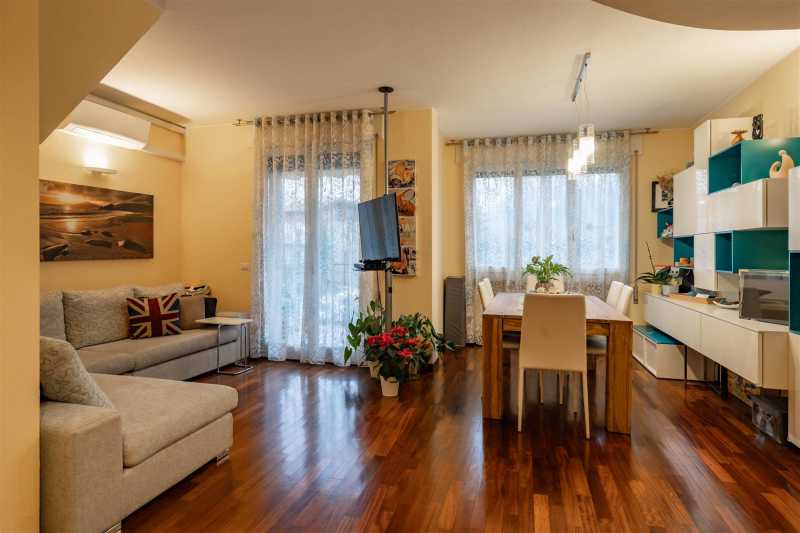 Appartamento in Affitto ad Mandello del Lario - 1200 Euro
