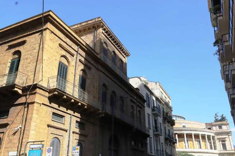 Edificio-Stabile-Palazzo in Vendita ad Palermo