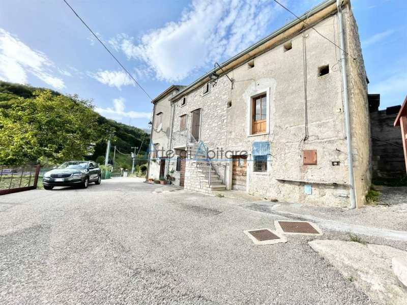 Rustico-Casale-Corte in Vendita ad Ferrara di Monte Baldo - 62000 Euro