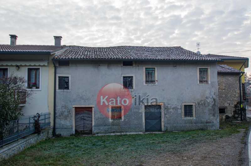 Rustico-Casale-Corte in Vendita ad Sovizzo - 79000 Euro