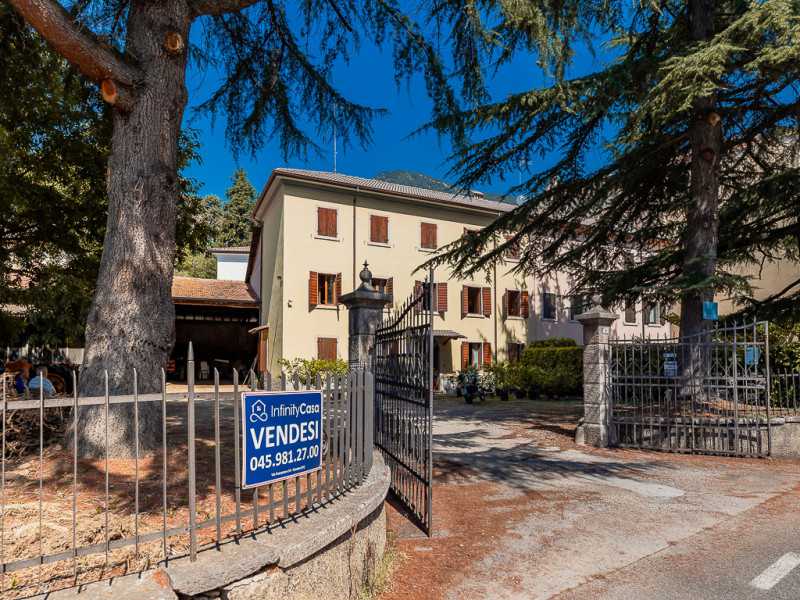 Rustico-Casale-Corte in Vendita ad Caprino Veronese - 455000 Euro