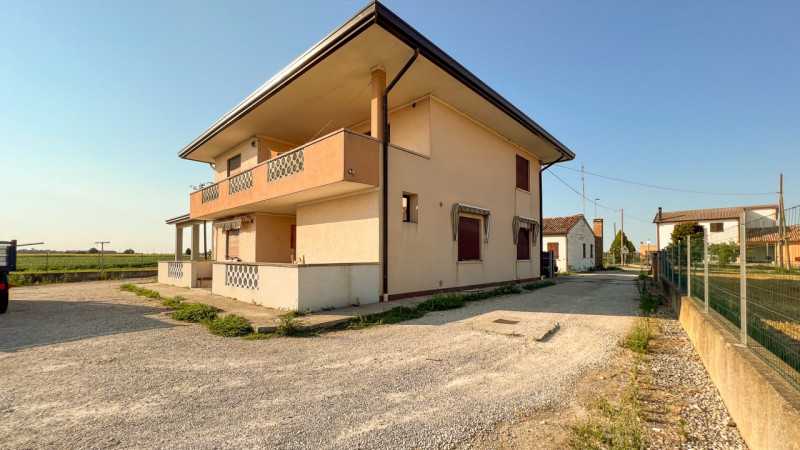 Casa Indipendente in Vendita ad Correzzola - 135000 Euro