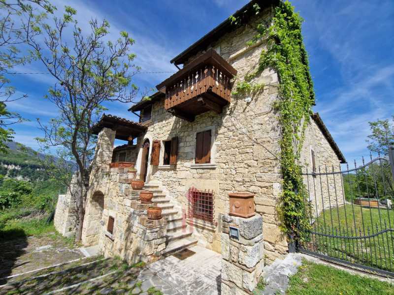Rustico-Casale-Corte in Vendita ad Ascoli Piceno - 500000 Euro
