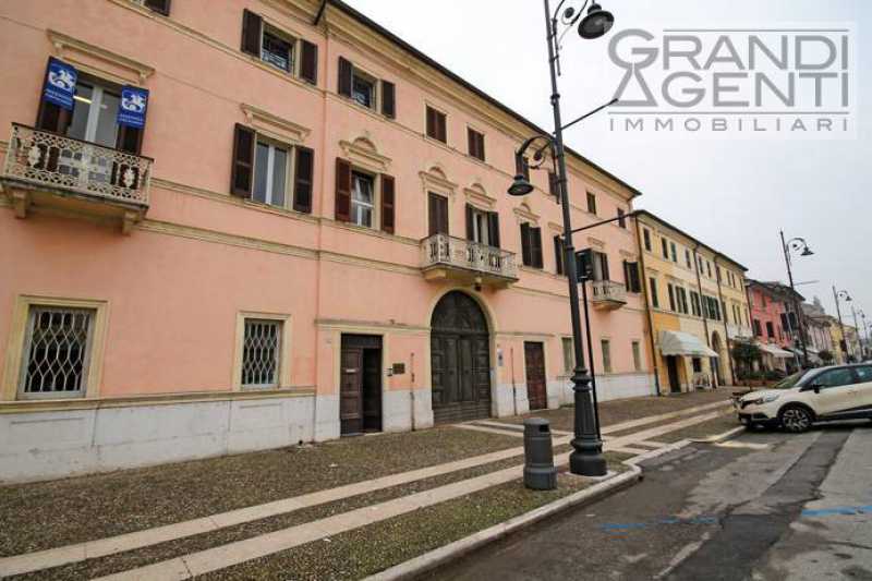 Edificio-Stabile-Palazzo in Affitto ad Villafranca di Verona - 4600 Euro