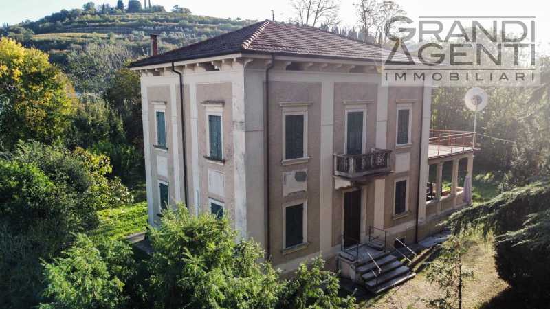 Villa in Vendita ad Verona - 820000 Euro