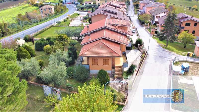 Casa Indipendente in Vendita ad Sant`angelo in Pontano - 300000 Euro