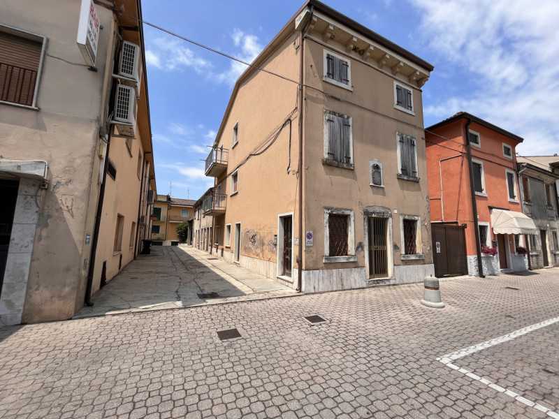 Edificio-Stabile-Palazzo in Vendita ad San Giovanni Lupatoto - 214000 Euro