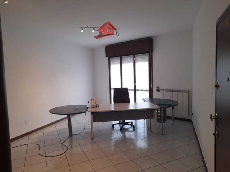 Ufficio in Affitto ad Brembate - 550 Euro