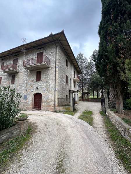 Rustico-Casale-Corte in Affitto ad Assisi - 1100 Euro