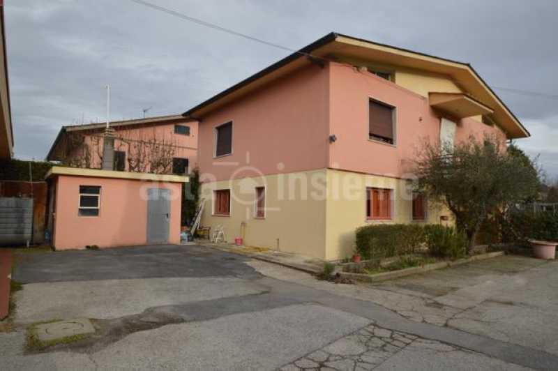 Villa Singola in Vendita ad Capannori - 55500 Euro
