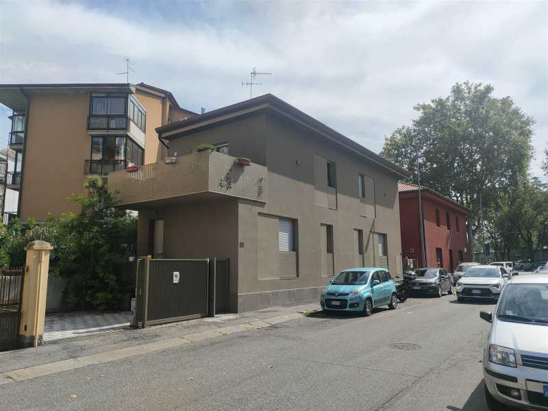 Edificio-Stabile-Palazzo in Affitto ad Verona - 1500 Euro