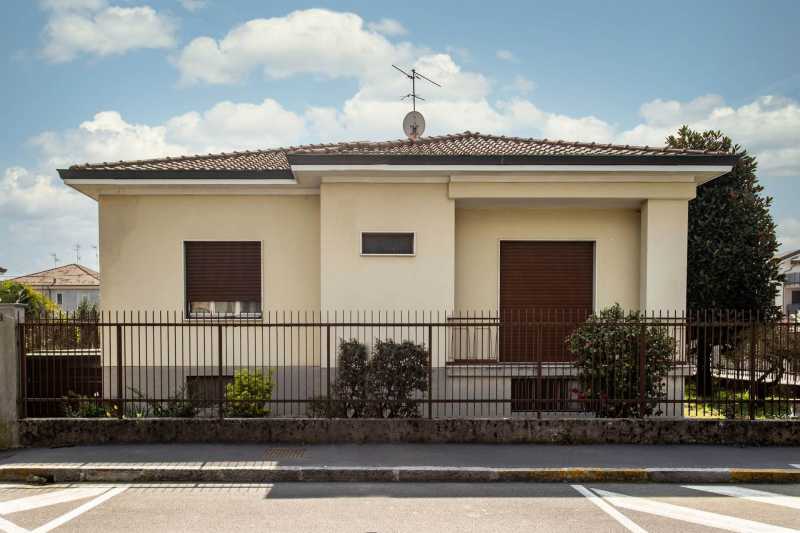 Villa Singola in Vendita ad Caponago - 315000 Euro