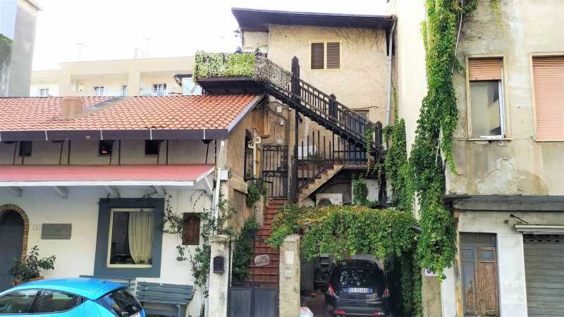 Casa Indipendente in Vendita ad Reggio di Calabria - 500000 Euro