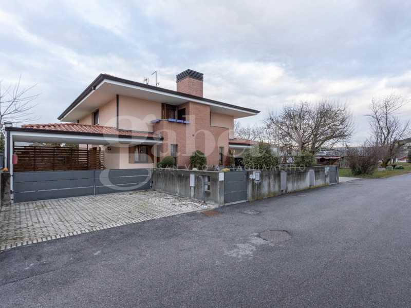 Villa Bifamiliare in Vendita ad Fiume Veneto - 250000 Euro