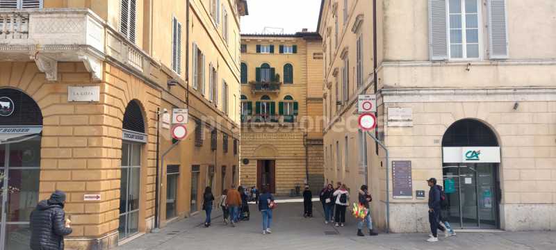 Negozio in Affitto ad Siena - 1600 Euro