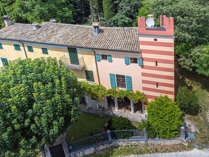 Rustico-Casale-Corte in Vendita ad Caprino Veronese - 270000 Euro