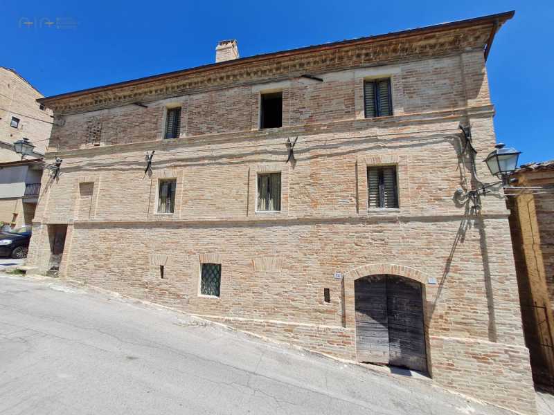 Edificio-Stabile-Palazzo in Vendita ad Ponzano di Fermo - 150000 Euro