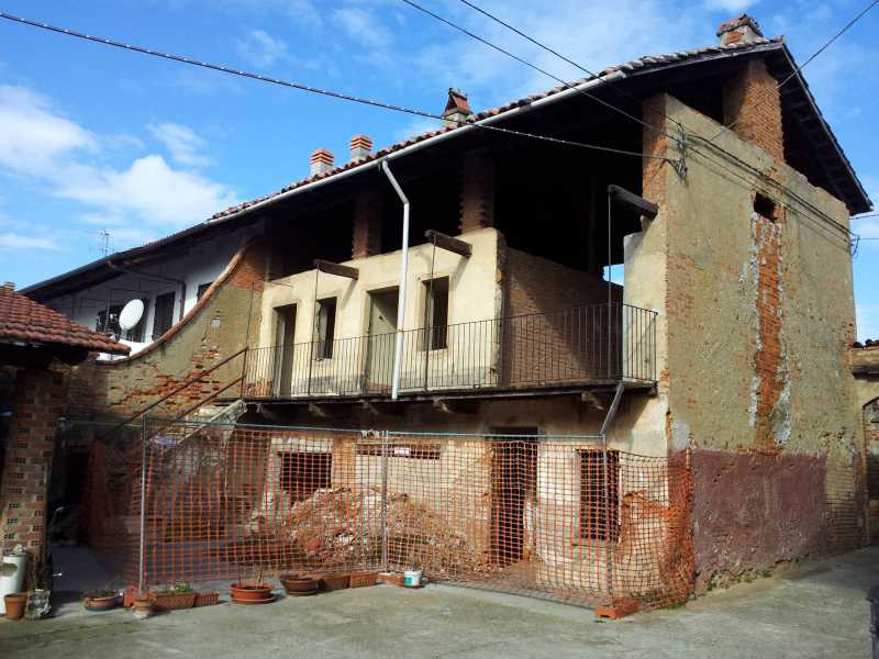 Rustico-Casale-Corte in Vendita ad Caluso - 23000 Euro