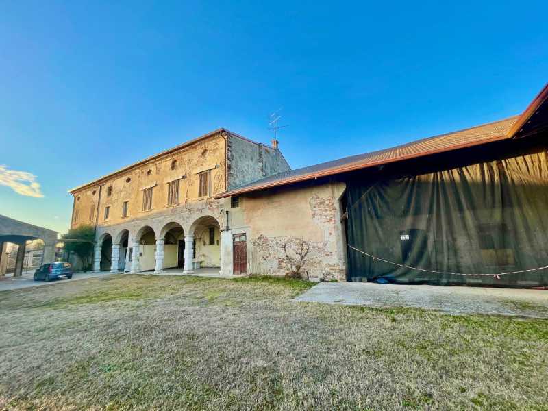 Rustico-Casale-Corte in Vendita ad Desenzano del Garda - 900000 Euro