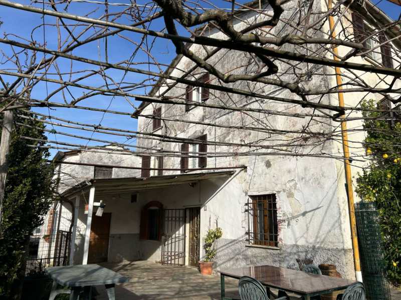 Villa a Schiera in Vendita ad Castelnuovo Magra - 150000 Euro