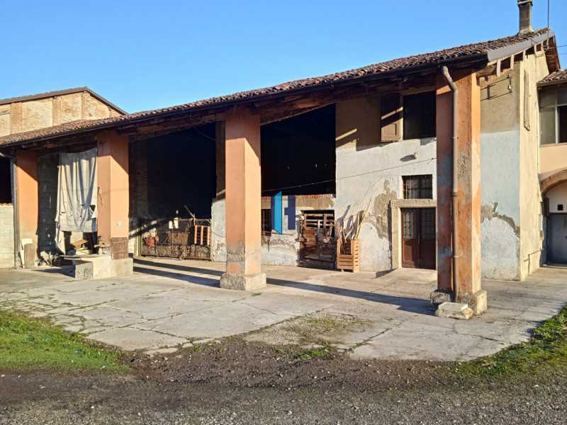 Rustico-Casale-Corte in Vendita ad Castel Mella - 128000 Euro