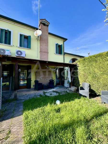 Villa a Schiera in Vendita ad Pontecchio Polesine - 125000 Euro