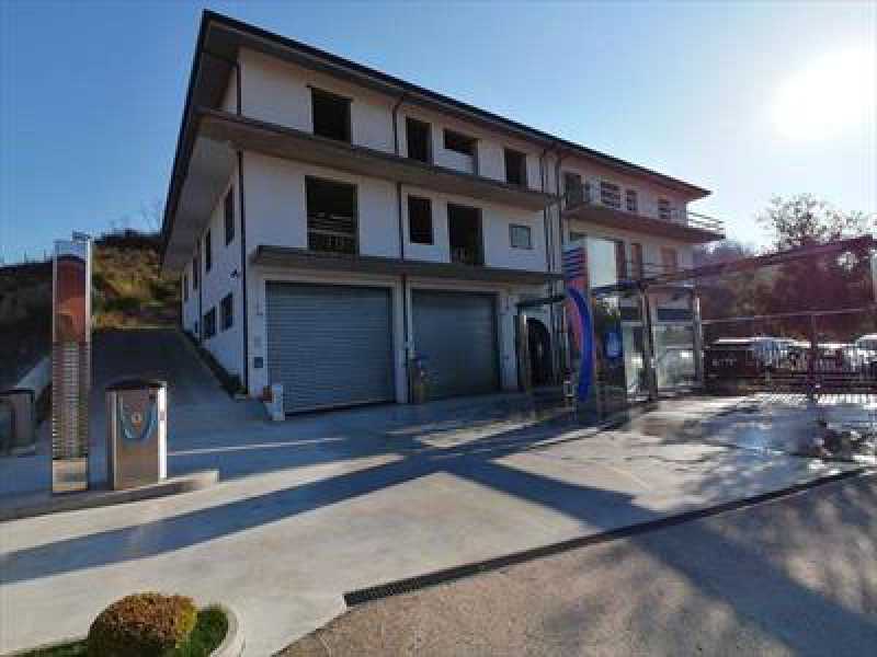 locale in affitto a sant`angelo le fratte isca