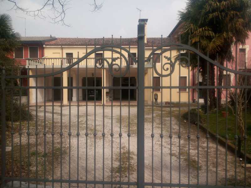villa trifamiliare in vendita a massanzago via roma