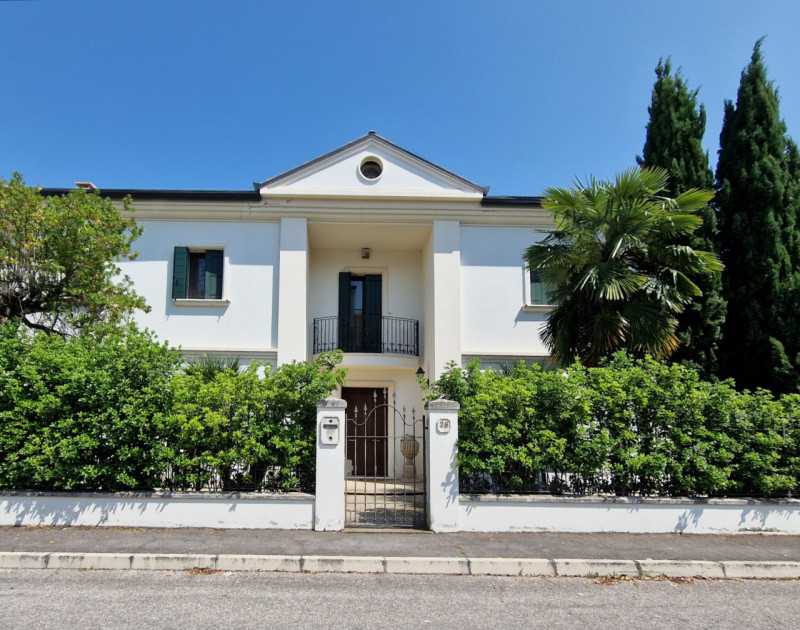 villa bifamiliare in vendita ad este via ezio franceschini