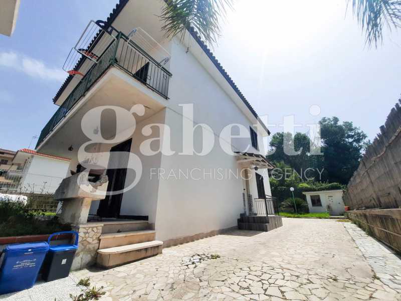 villa singola in vendita a giugliano in campania via lago patria 245