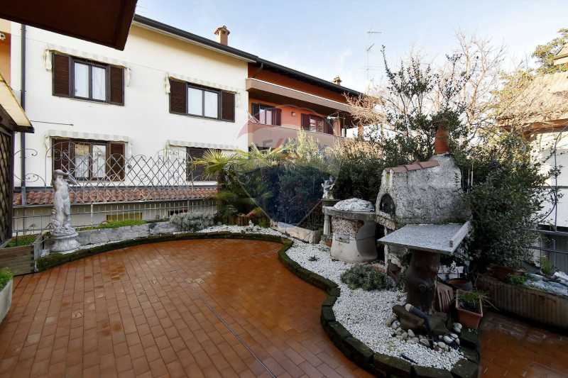 villa bifamiliare in vendita a parabiago via rosolino pilo