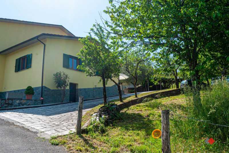 villa bifamiliare in vendita a castelnuovo di garfagnana località al pianaccio
