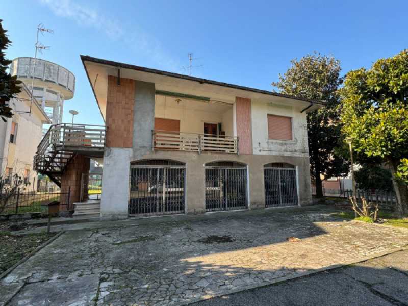 villa in vendita ad argenta via arzildo salvatori 3