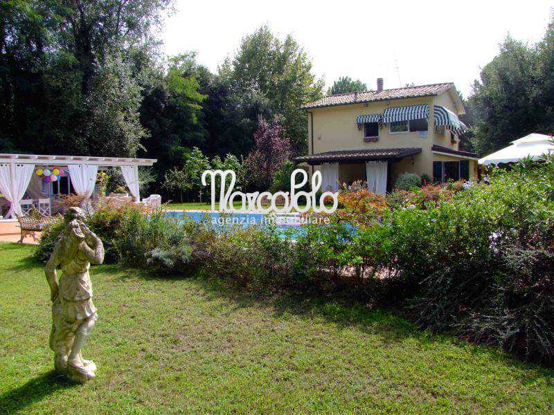 villa singola in affitto a montignoso via verdi