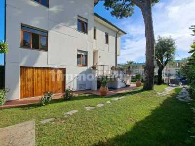 Villa in Vendita a Camaiore via Trieste