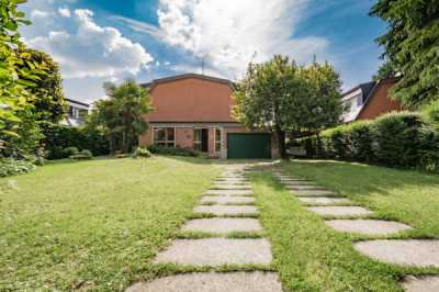 Villa in Vendita a Bollate via Como 31