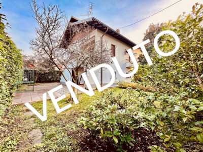 Villa in Vendita a Varese via Pola 24