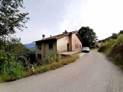 Villa in Vendita a Neirone