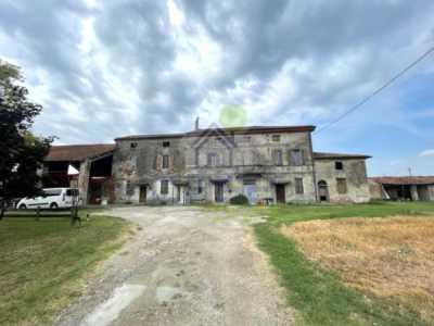 Rustico Casale in Vendita a Castelvetro Piacentino via Gazzino