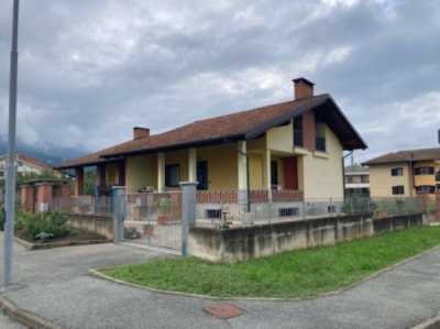 Villa in Vendita a Bagnolo Piemonte via Campo Sportivo