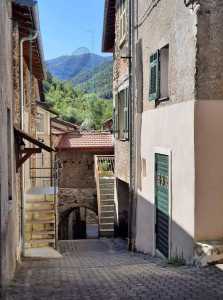 Rustico Casale Corte in Vendita a Vessalico via Per Lovengo