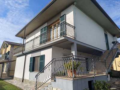 Villa Bifamiliare in Vendita a Carrara Avenza