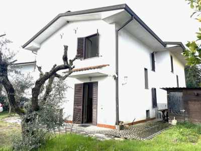 Villa Bifamiliare in Vendita a Lucca via Per Corte Donatone 55100 Maggiano