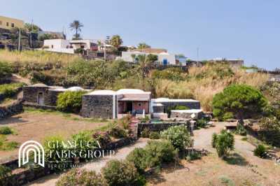 Rustico Casale Corte in Vendita a Pantelleria via Conitro Inferiore 43 91017 Pantelleria tp