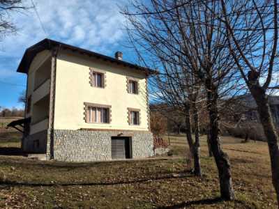 Villa in Vendita a Castelnovo Ne